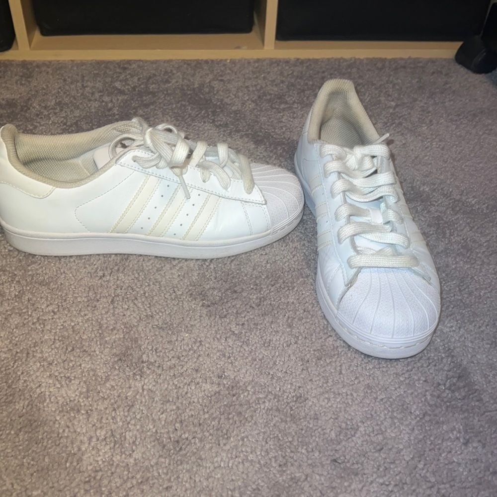 Great condition low top Shell toe adidas size 5.5